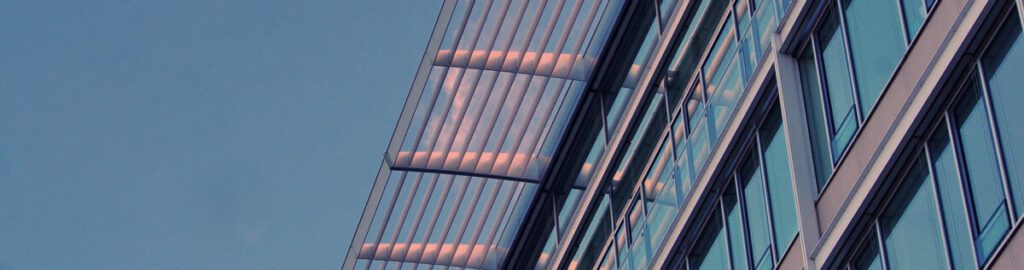 Photo d'un auvent au dessus d'un building avec façade vitrée