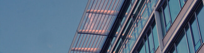 Photo d'un auvent au dessus d'un building avec façade vitrée